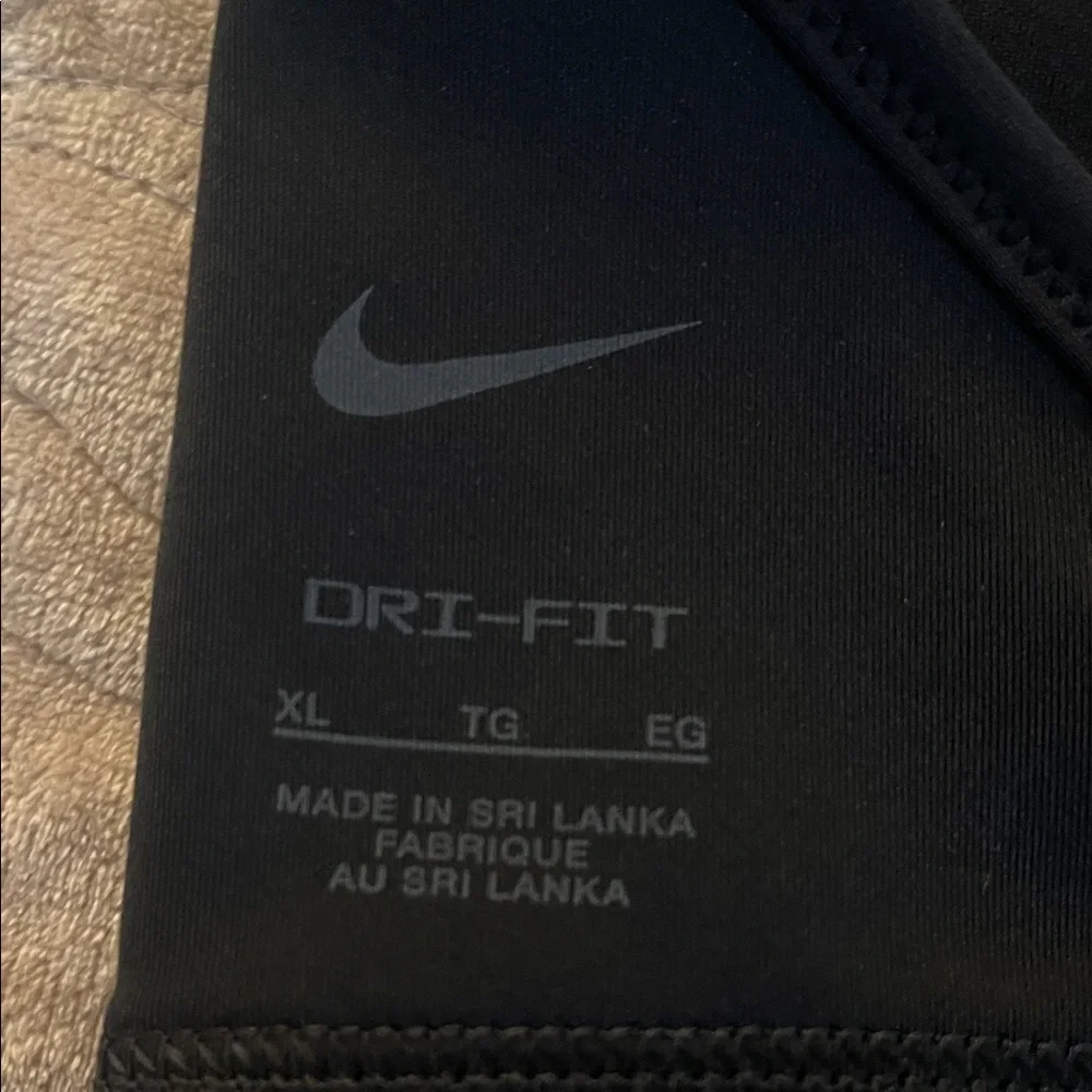 Nike Women's Black Cross-Back Sports Bra - Picture 6 of 7